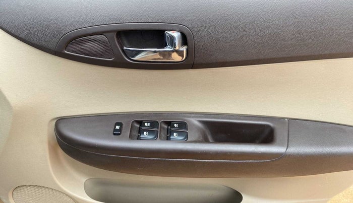 2010 Hyundai i20 MAGNA (O) 1.2, Petrol, Manual, 62,220 km, Driver Side Door Panels Control