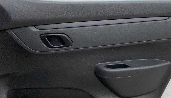 2015 Renault Kwid RXT 0.8 (O), Petrol, Manual, 48,229 km, Driver Side Door Panels Control