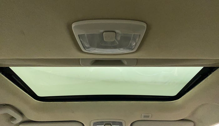 2020 Mahindra XUV300 W8 (O) 1.5 DIESEL, Diesel, Manual, 71,834 km, Moonroof/ Sunroof