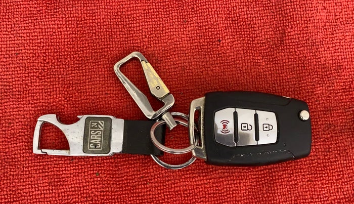 2020 Mahindra XUV300 W8 (O) 1.5 DIESEL, Diesel, Manual, 71,834 km, Key Close Up