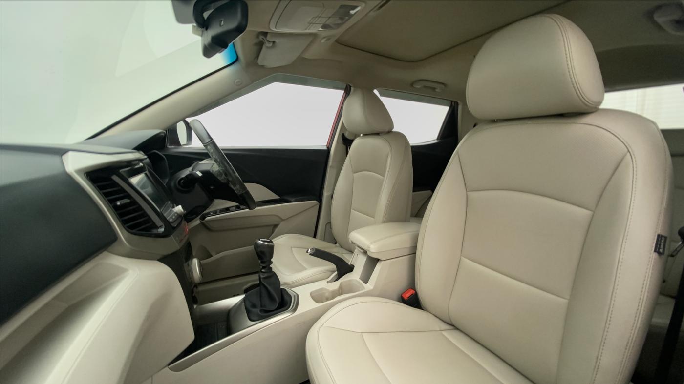 2020 Mahindra XUV300 W8 (O) 1.5 DIESEL, Diesel, Manual, 71,834 km, Right Side Front Door Cabin