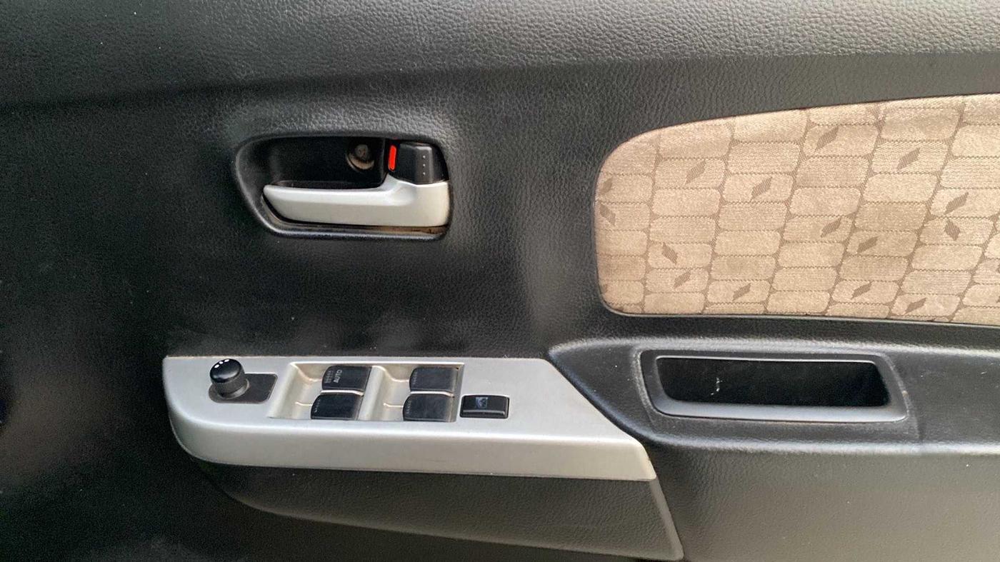 2015 Maruti Wagon R 1.0 VXI, Petrol, Manual, 82,009 km, Driver Side Door Panels Control