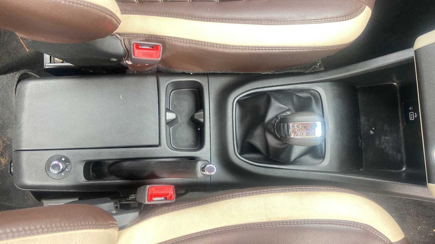 2021 Renault TRIBER RXZ AMT, Petrol, Automatic, 16,146 km, Gear Lever