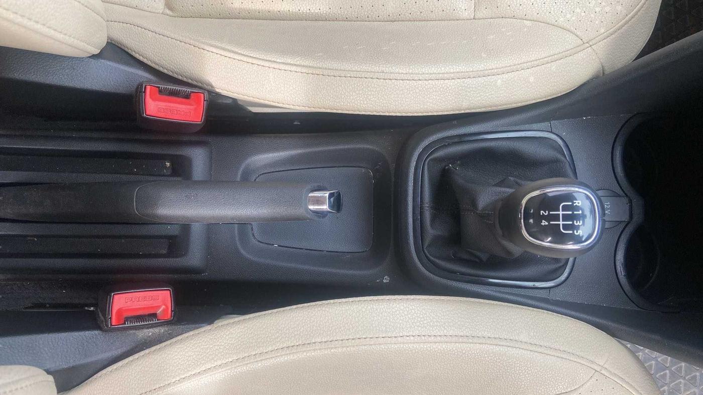 2016 Skoda Rapid STYLE 1.6 MPI, Petrol, Manual, 63,304 km, Gear Lever
