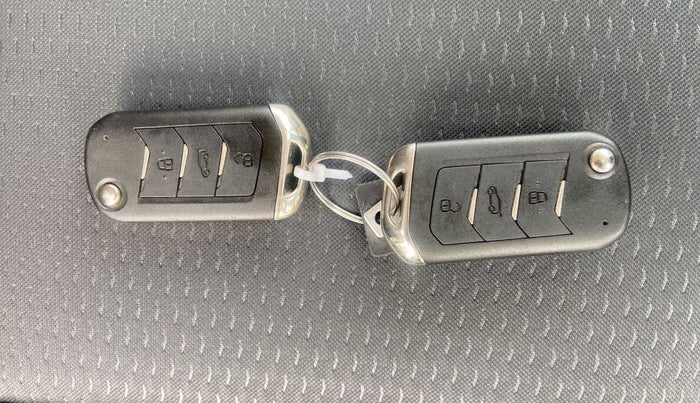 2021 Mahindra XUV300 W6 1.2 PETROL AMT, Petrol, Automatic, 7,897 km, Key Close Up