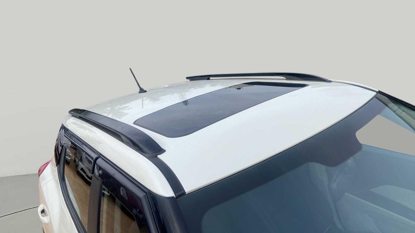 2021 Mahindra XUV300 W6 1.2 PETROL AMT, Petrol, Automatic, 7,897 km, Roof