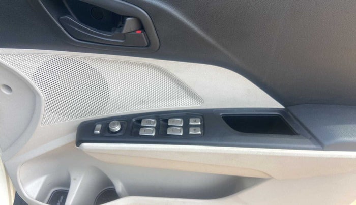 2021 Mahindra XUV300 W6 1.2 PETROL AMT, Petrol, Automatic, 7,897 km, Driver Side Door Panels Control