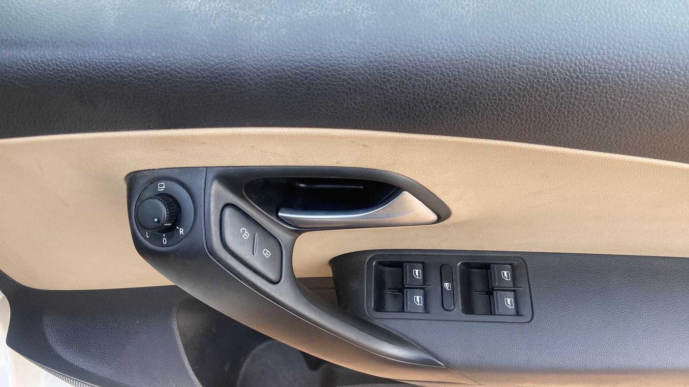 2017 Volkswagen Ameo HIGHLINE1.2L, Petrol, Manual, 43,904 km, Driver Side Door Panels Control