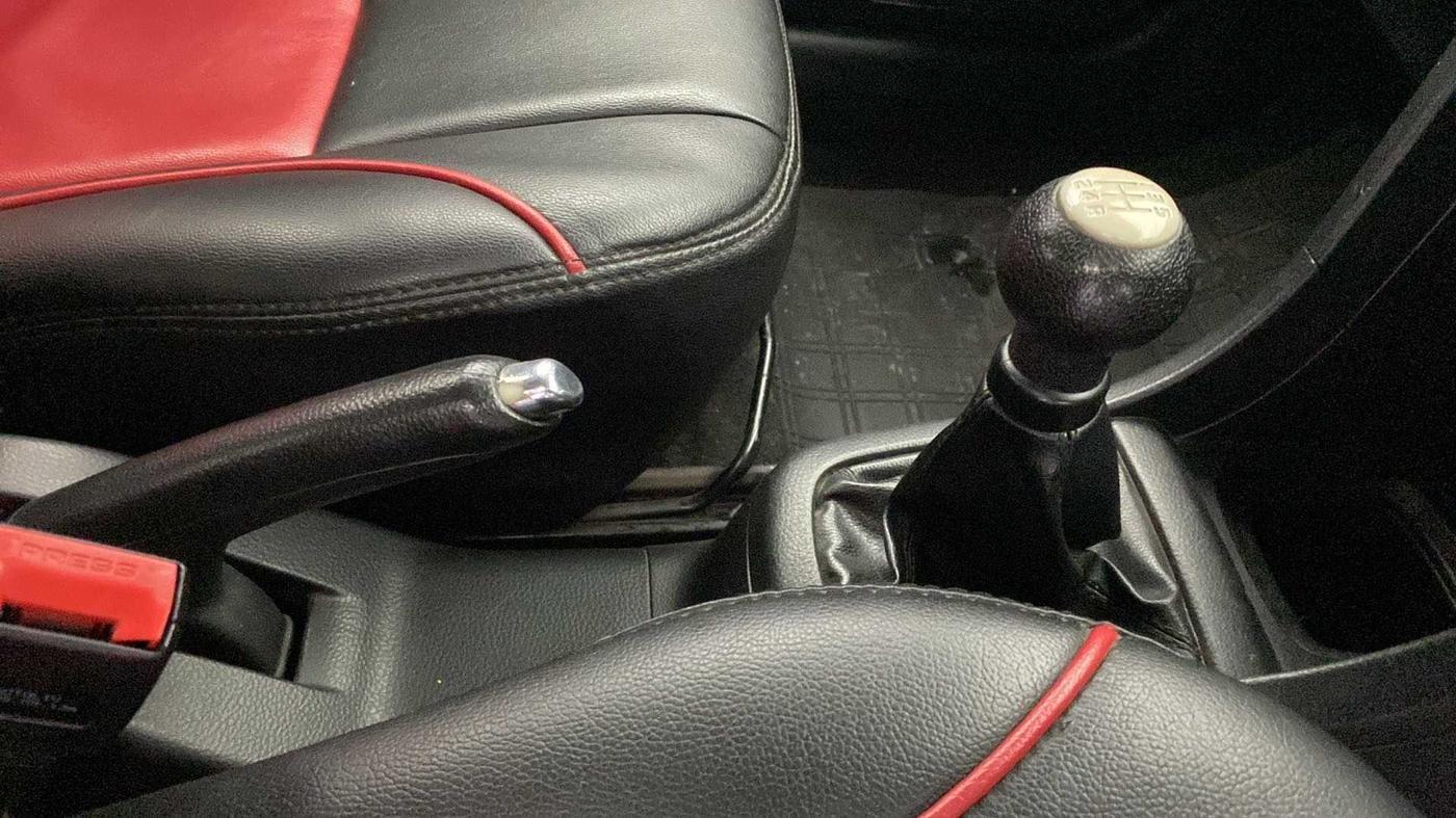 2013 Maruti Swift VXI, Petrol, Manual, 42,891 km, Gear Lever