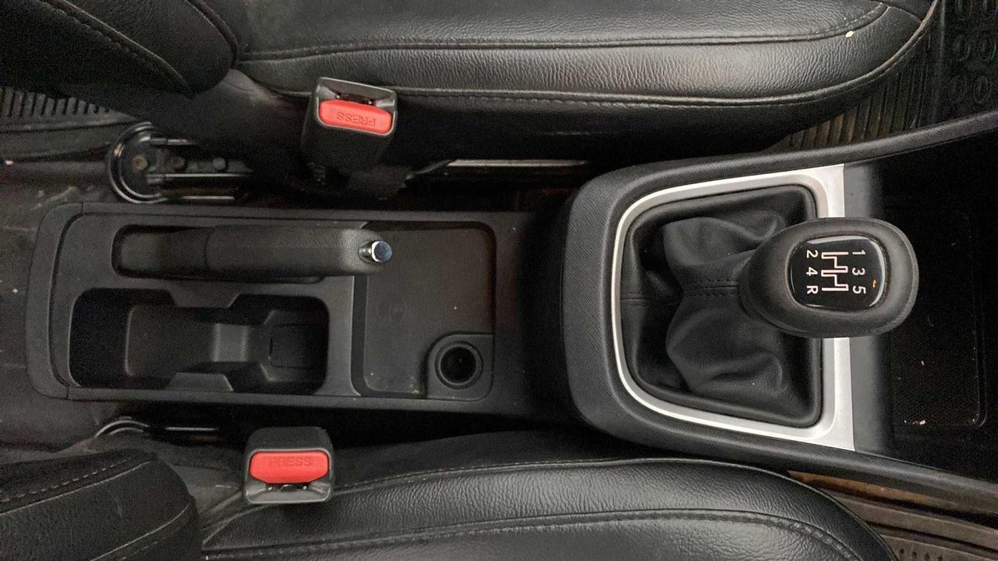 2022 Tata PUNCH ACCOMPLISHED MT, Petrol, Manual, 27,618 km, Gear Lever