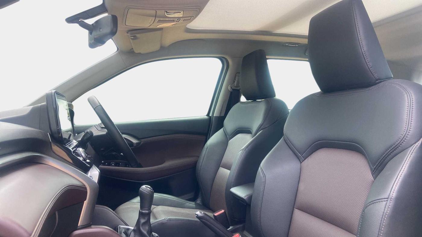 2022 Maruti Grand Vitara ALPHA SMART HYBRID ALLGRIP, Petrol, Manual, 14,358 km, Right Side Front Door Cabin