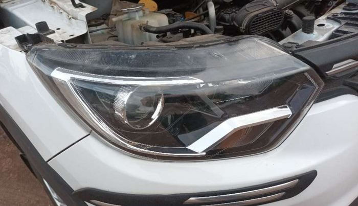 2022 Renault TRIBER RXL MT, Petrol, Manual, 8,402 km, Right headlight - Clamp has minor damage