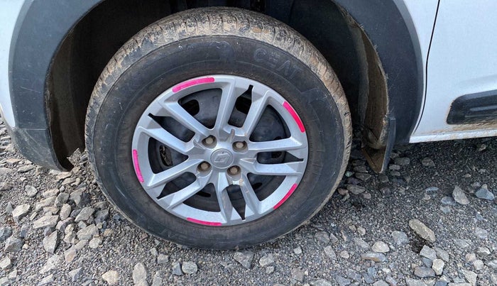 2022 Renault TRIBER RXL MT, Petrol, Manual, 8,402 km, Left front tyre - Minor crack
