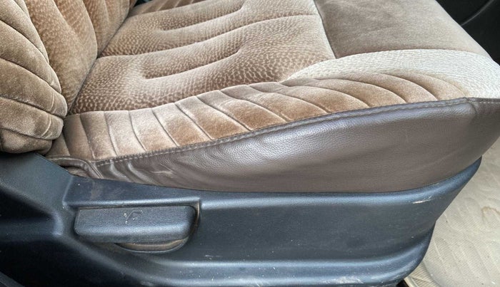 2013 Hyundai i20 SPORTZ 1.2, CNG, Manual, 65,186 km, Driver Side Adjustment Panel