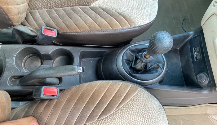 2013 Hyundai i20 SPORTZ 1.2, CNG, Manual, 65,186 km, Gear Lever