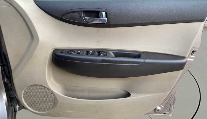 2013 Hyundai i20 SPORTZ 1.2, CNG, Manual, 65,186 km, Driver Side Door Panels Control