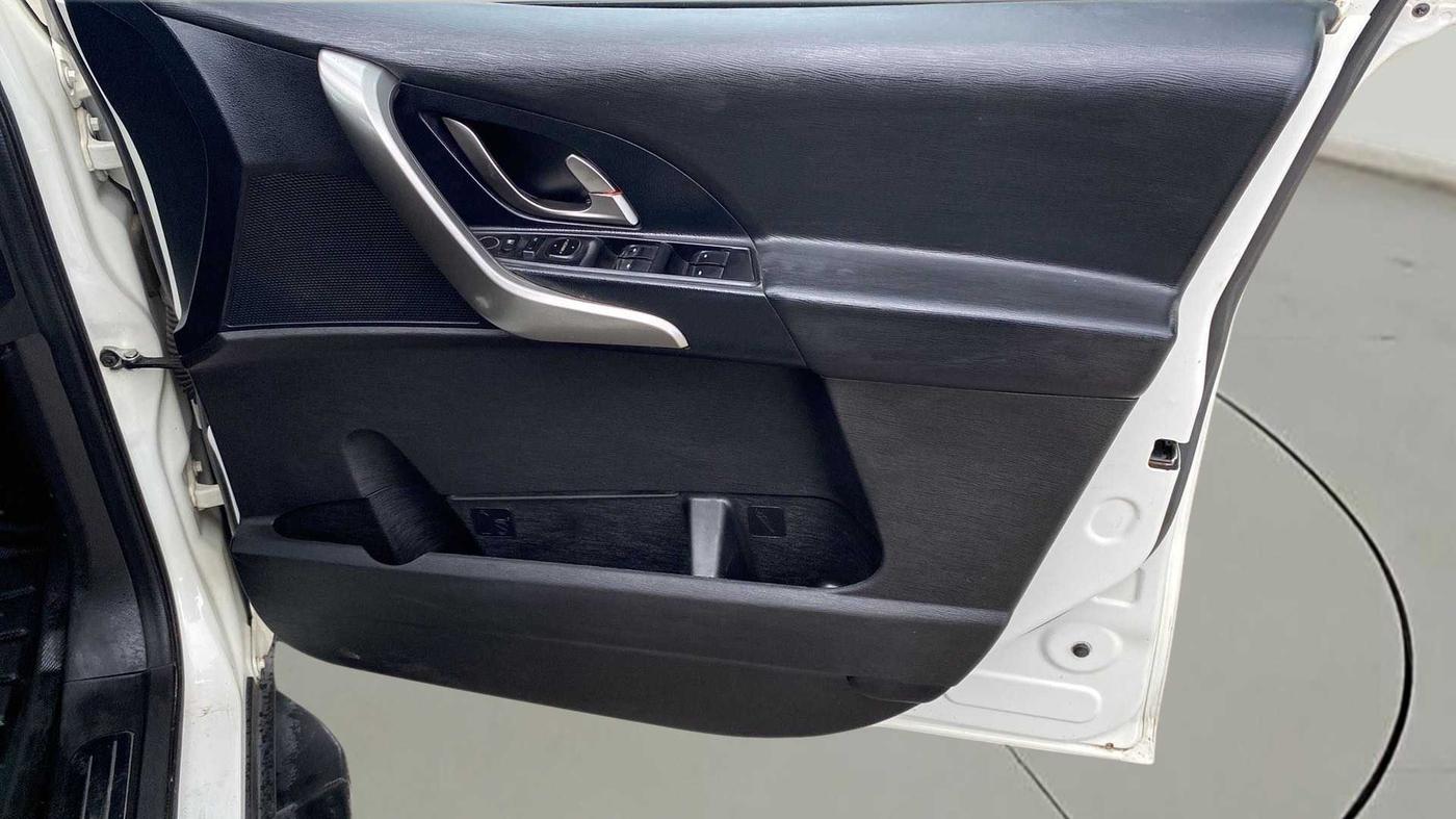 2018 Mahindra XUV500 W7, Diesel, Manual, 46,176 km, Driver Side Door Panels Control