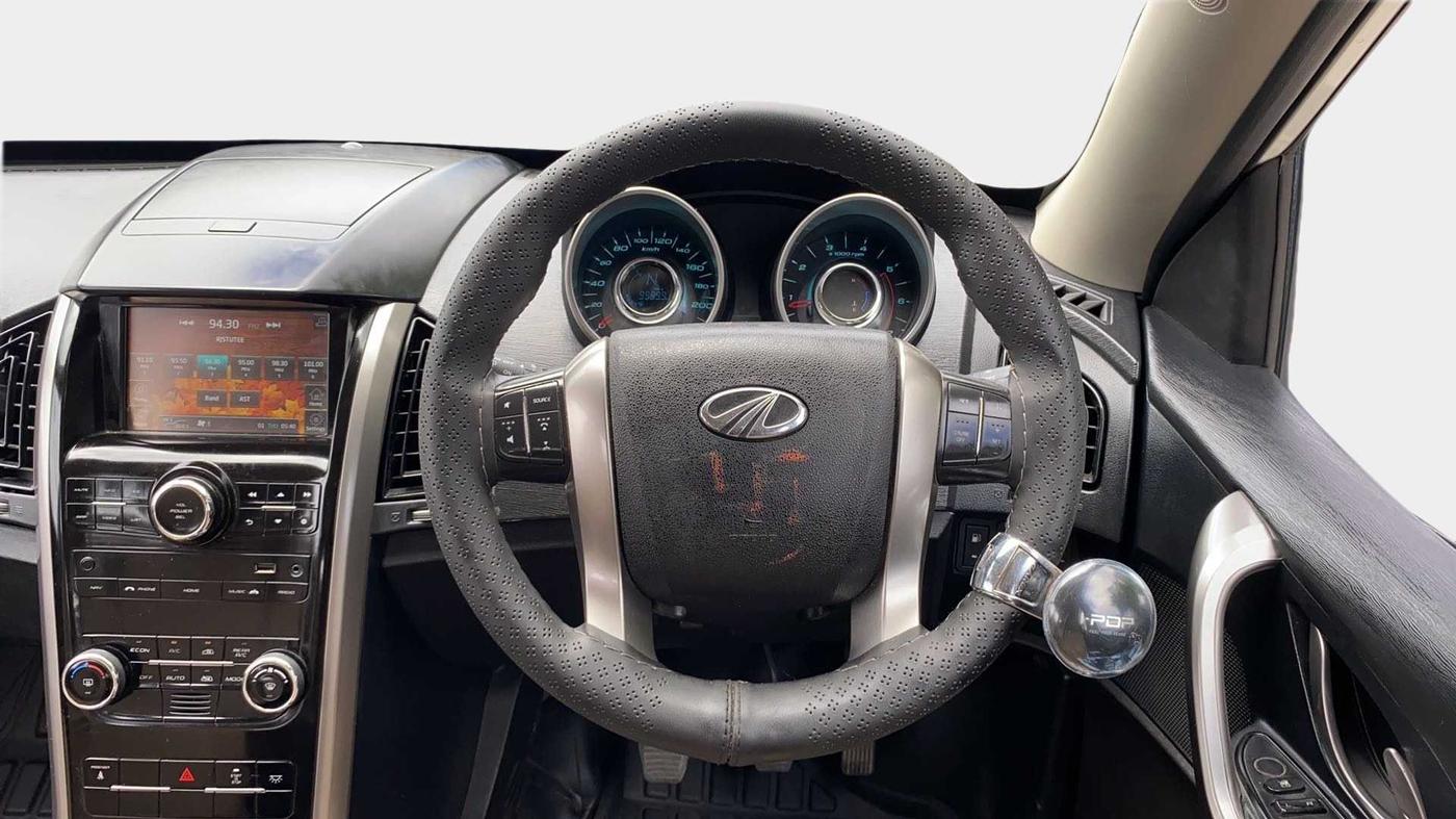 2018 Mahindra XUV500 W7, Diesel, Manual, 46,176 km, Steering Wheel Close Up
