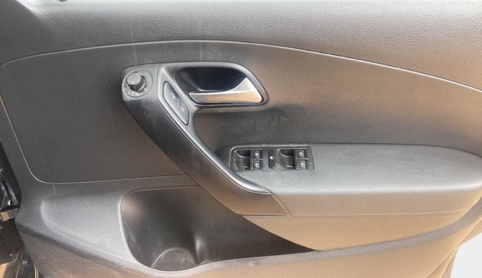 2016 Volkswagen Polo COMFORTLINE 1.2L, Petrol, Manual, 81,045 km, Driver Side Door Panels Control