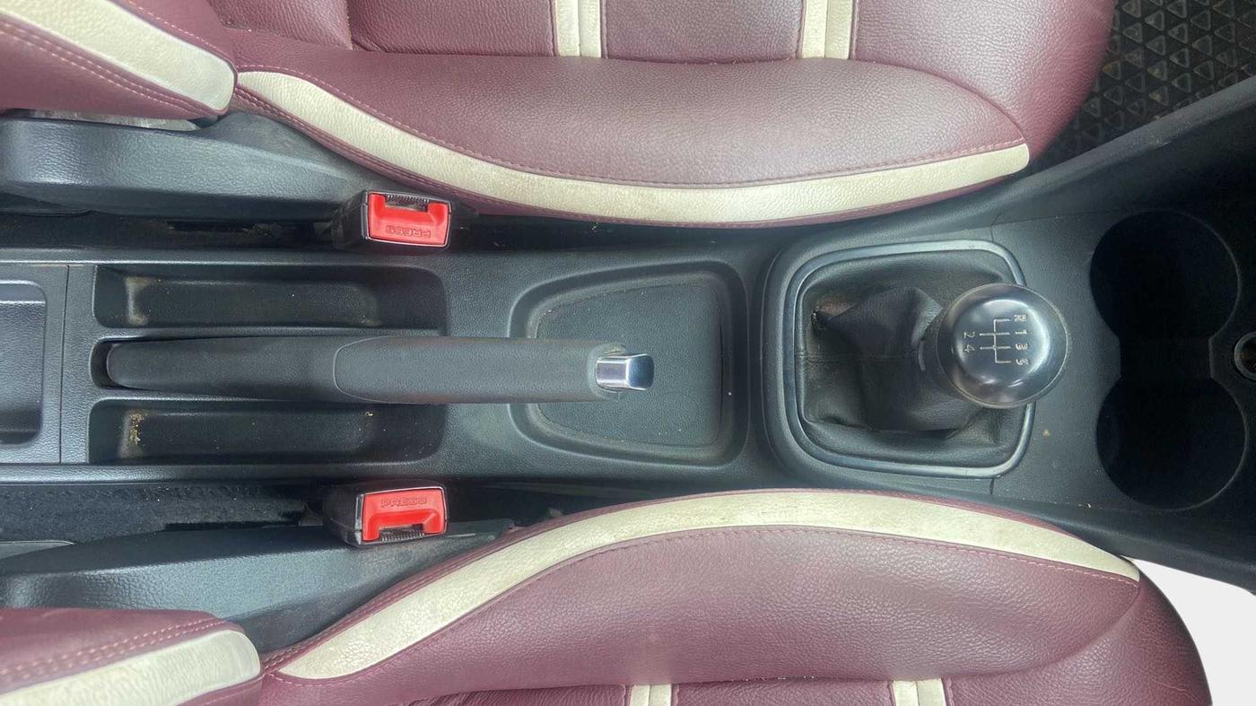 2016 Volkswagen Polo COMFORTLINE 1.2L, Petrol, Manual, 81,045 km, Gear Lever