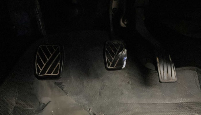 2015 Maruti Swift VXI, Petrol, Manual, 1,02,460 km, Pedals