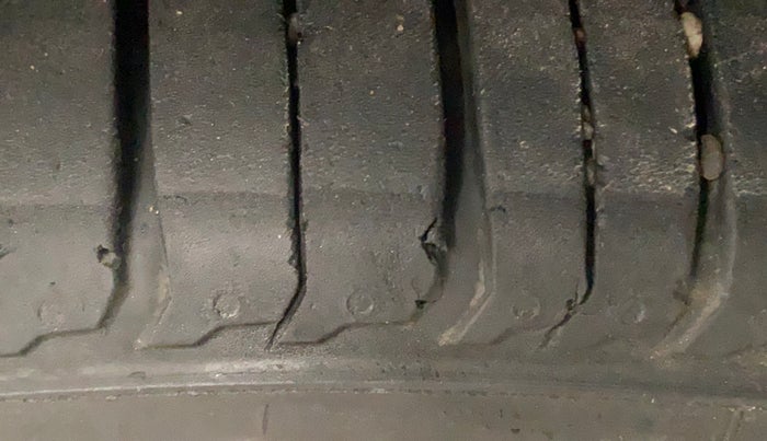 2022 Renault TRIBER RXZ, Petrol, Manual, 24,739 km, Left front tyre - Minor crack