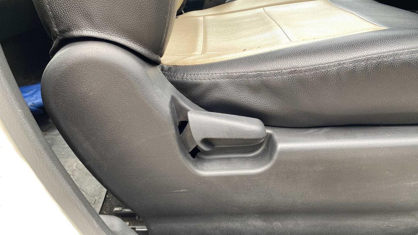 2015 Maruti Wagon R Stingray VXI, Petrol, Manual, 71,343 km, Driver Side Adjustment Panel