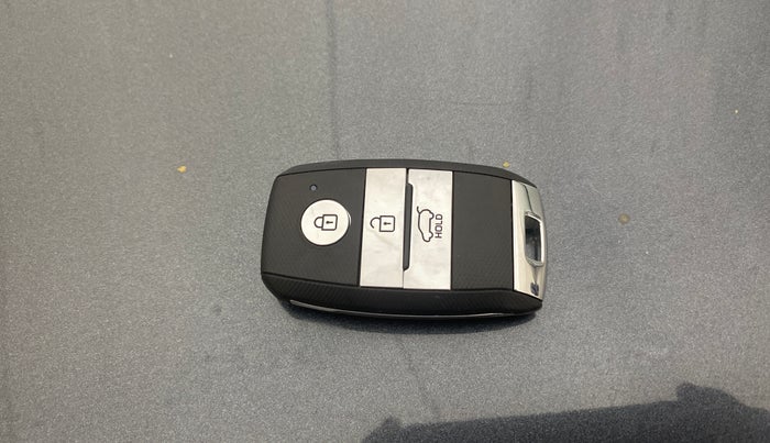 2022 KIA CARENS LUXURY PLUS 1.4 PETROL 7 STR, Petrol, Manual, 44,222 km, Key Close Up