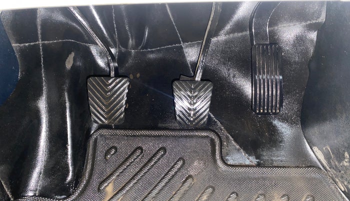 2022 KIA CARENS LUXURY PLUS 1.4 PETROL 7 STR, Petrol, Manual, 44,222 km, Pedals