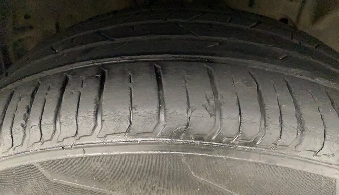 2016 Ford Ecosport TITANIUM 1.5L DIESEL, Diesel, Manual, 1,06,995 km, Right Front Tyre Tread