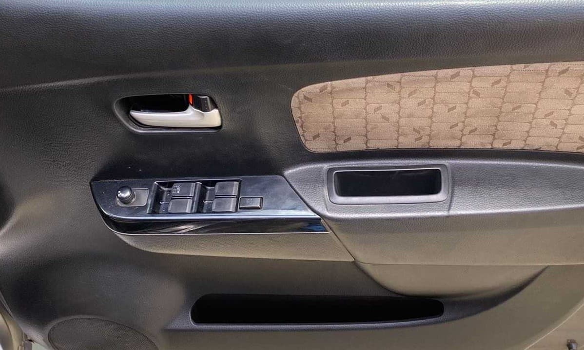 2018 Maruti Wagon R 1.0 VXI AMT, Petrol, Automatic, 68,018 km, Driver Side Door Panels Control