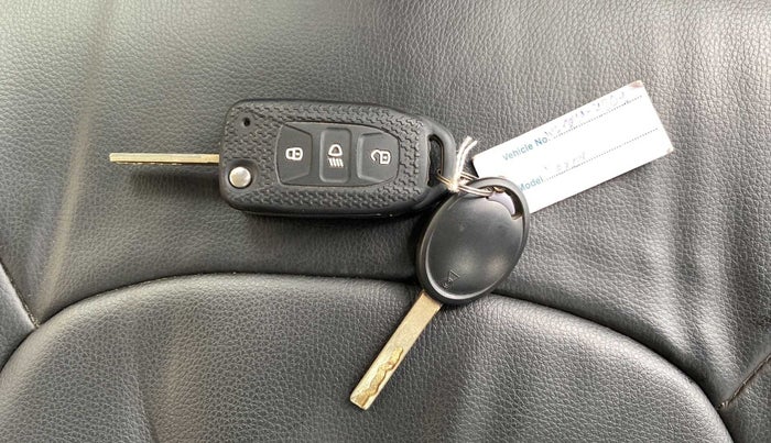 2022 Tata NEXON XM PETROL, Petrol, Manual, 6,217 km, Key Close Up