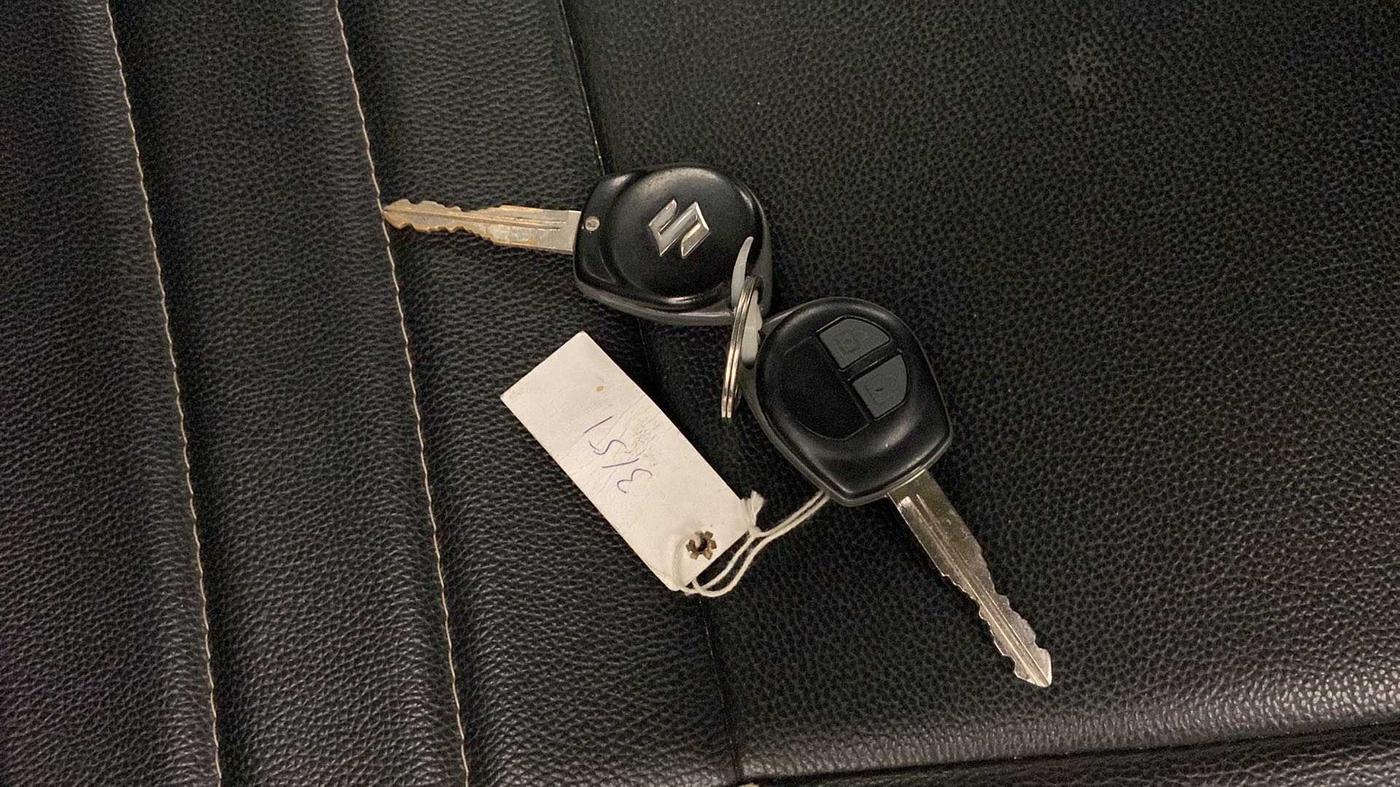 2017 Maruti Swift LXI (O), Petrol, Manual, 49,018 km, Key Close Up