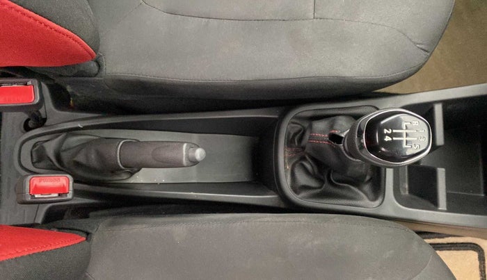 2023 Renault Kwid RXT 1.0, Petrol, Manual, 1,768 km, Gear Lever