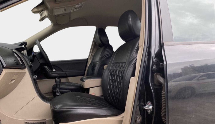2015 Mahindra XUV500 W6, Diesel, Manual, 64,832 km, Right Side Front Door Cabin