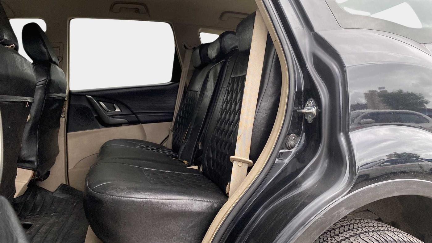 2015 Mahindra XUV500 W6, Diesel, Manual, 64,832 km, Right Side Rear Door Cabin