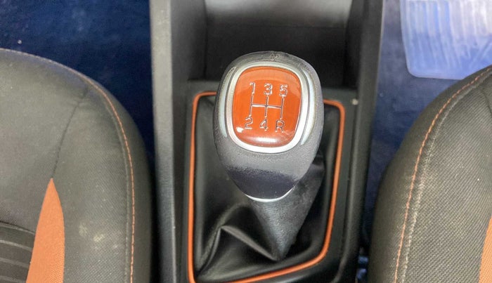 2018 Hyundai i20 Active 1.2 SX, Petrol, Manual, 66,188 km, Gear lever - Knob cover torn
