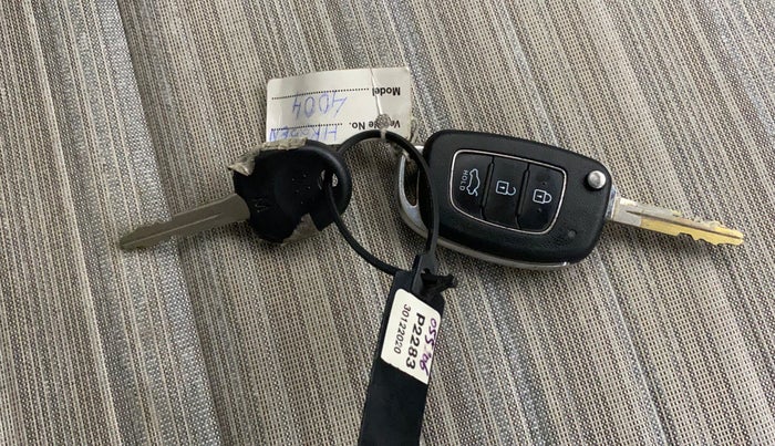 2021 Hyundai AURA S 1.2, Petrol, Manual, 30,843 km, Key Close Up