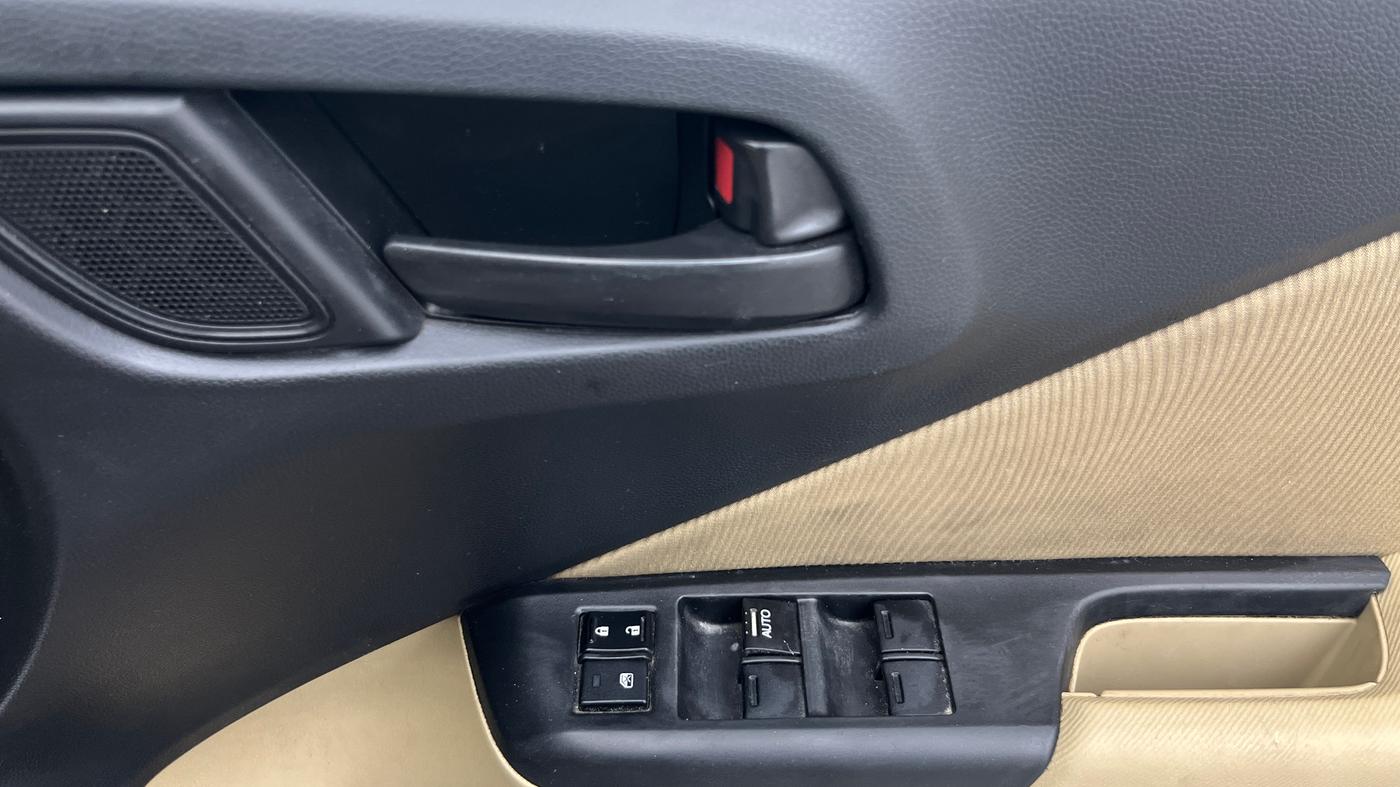 2014 Honda City 1.5L I-DTEC SV, Diesel, Manual, 1,15,468 km, Driver Side Door Panels Control