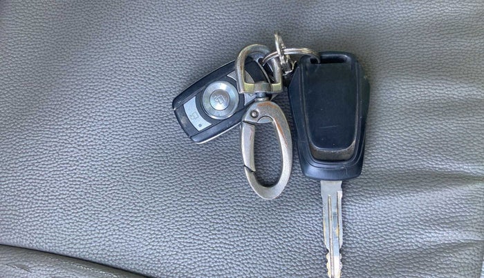 2016 Mahindra Kuv100 K4 6 STR, Petrol, Manual, 45,766 km, Key Close Up