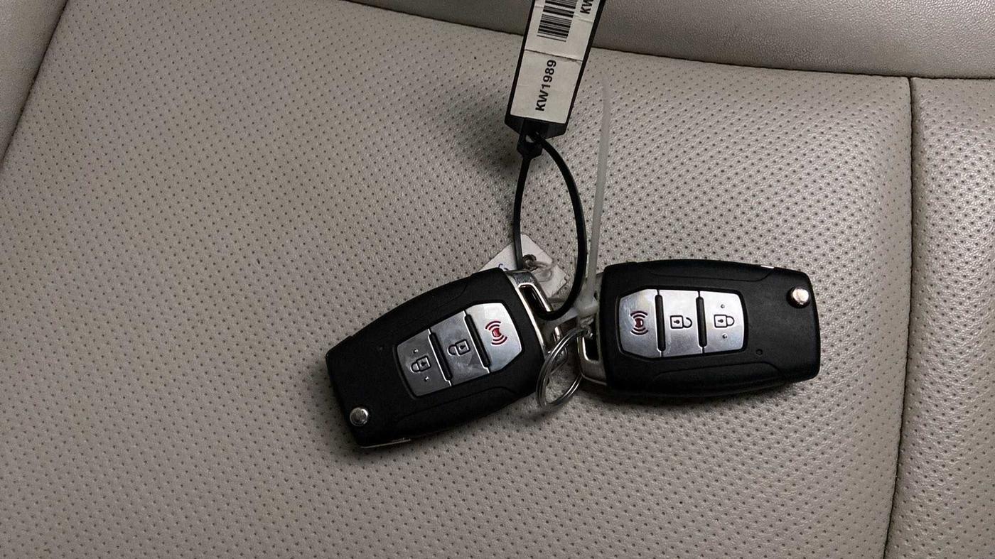 2020 Mahindra XUV300 W8 (O) 1.5 DIESEL AMT, Diesel, Automatic, 64,038 km, Key Close Up