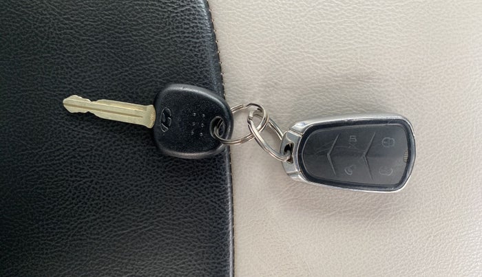 2020 Hyundai VENUE E 1.2, Petrol, Manual, 40,744 km, Key Close Up