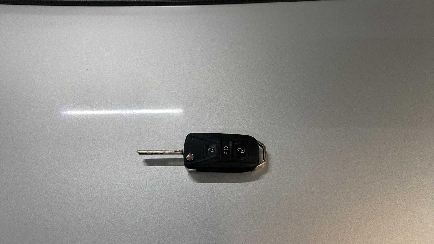 2018 Tata NEXON XZ PETROL, CNG, Manual, 67,663 km, Key Close Up
