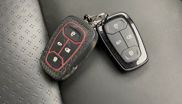 2023 Tata ALTROZ XZ PETROL, Petrol, Manual, 10,965 km, Key Close Up