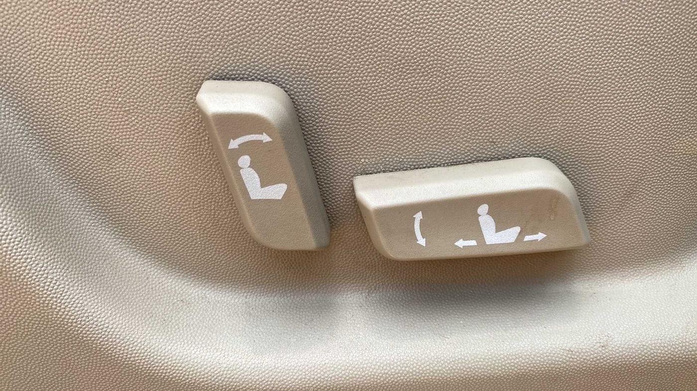 2017 Mahindra XUV500 W10, Diesel, Manual, 70,288 km, Driver Side Adjustment Panel