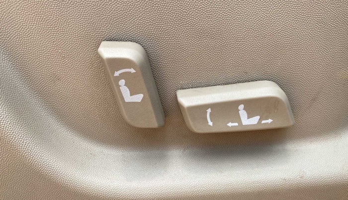 2017 Mahindra XUV500 W10, Diesel, Manual, 70,288 km, Driver Side Adjustment Panel
