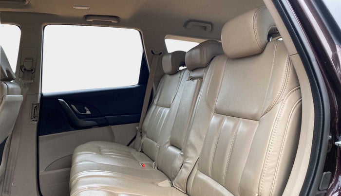 2017 Mahindra XUV500 W10, Diesel, Manual, 70,288 km, Right Side Rear Door Cabin