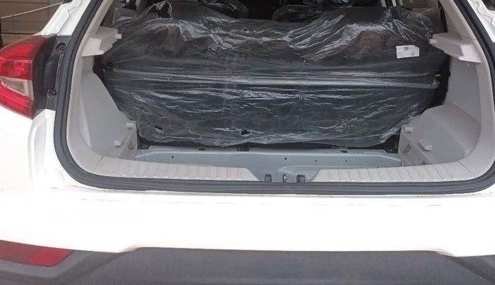 2023 Mahindra XUV300 W4 1.2 PETROL, Petrol, Manual, 6,978 km, Dicky (Boot door) - Parcel tray missing