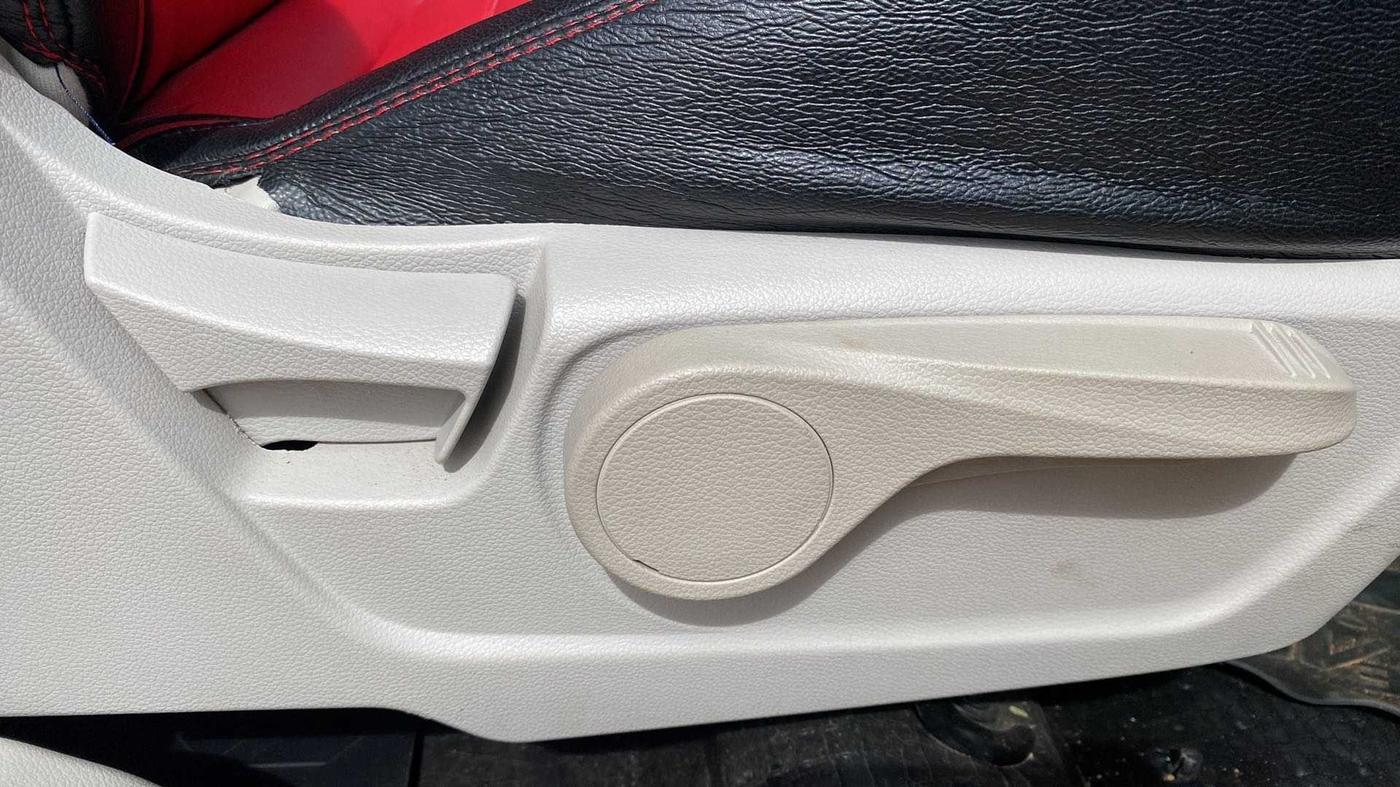 2021 Mahindra XUV300 W8 (O) 1.2 PETROL, Petrol, Manual, 6,528 km, Driver Side Adjustment Panel