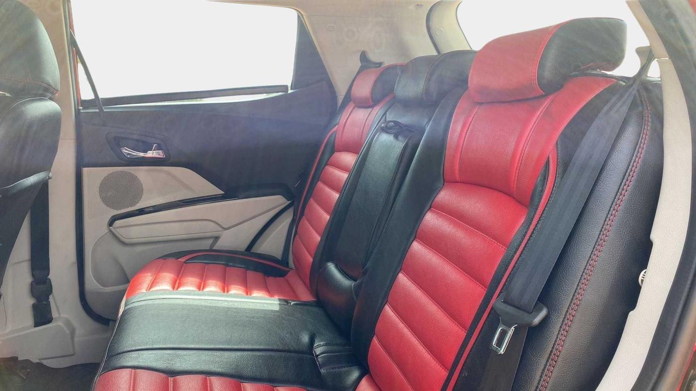 2021 Mahindra XUV300 W8 (O) 1.2 PETROL, Petrol, Manual, 6,528 km, Right Side Rear Door Cabin